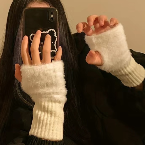 White Fur Mittens - Picture 2 of 3